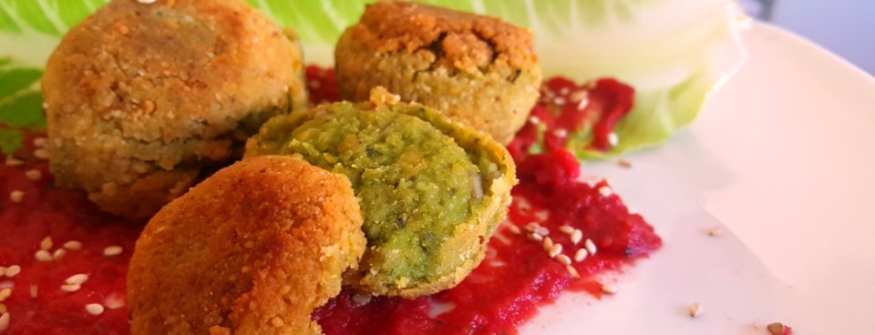 Croquetas melosas verdes de judías con salsa dulce de remolacha